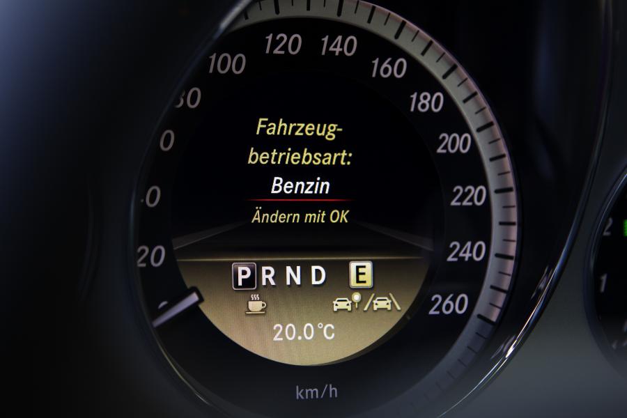  Mercedes-Benz E200 NGT 2011 года  (фото 4 из 16)